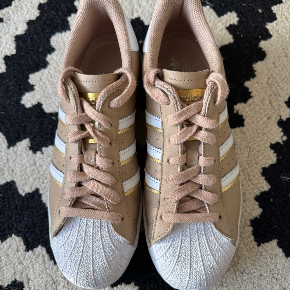 Adidas Superstar size 9 with minimal wear. - Picture 5 of 9